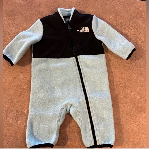 NWOT- The North Face Kids One Piece - Black and Light Blue 0/3 Months Baby - Picture 1 of 6